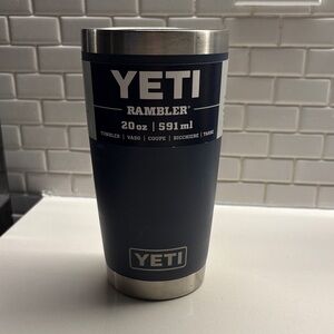 Yeti Rambler 20 oz Tumbler - Dark Blue and Silver 591ml